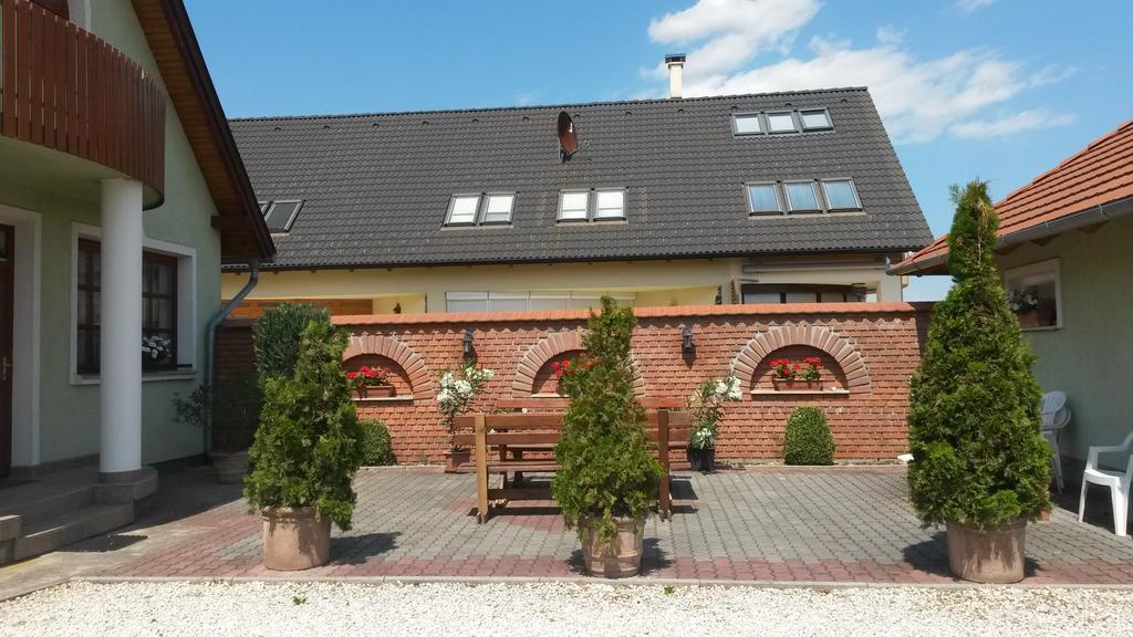 Gitta Apartman Buk Exterior foto